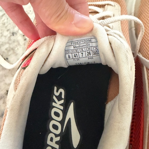 Brooks Adrenaline GTS 24 in taffy/cherry tomato/black - Picture 2 of 5